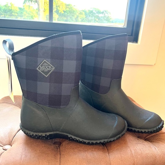 Women's Muck Black and Blue Boots - Picture 4 of 5